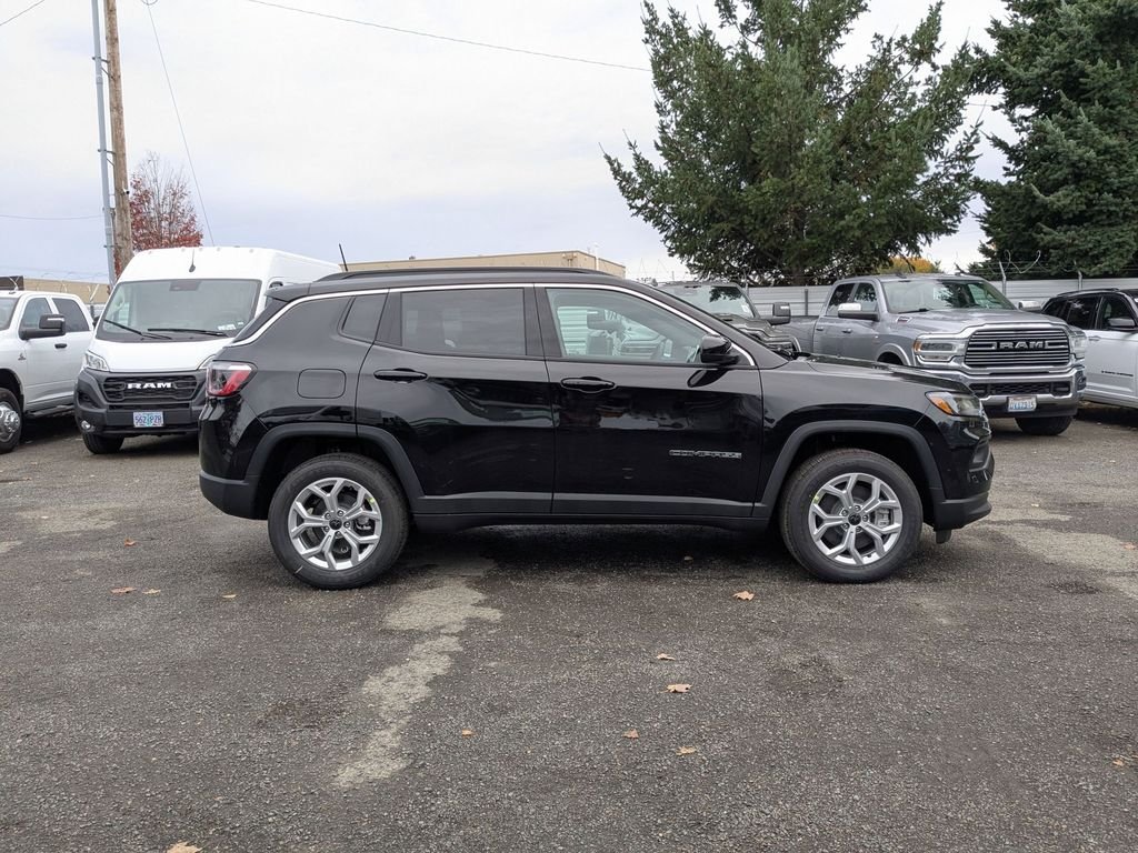 Used 2026 Diamond Black Crystal Pearlcoat Jeep Latitude image 8