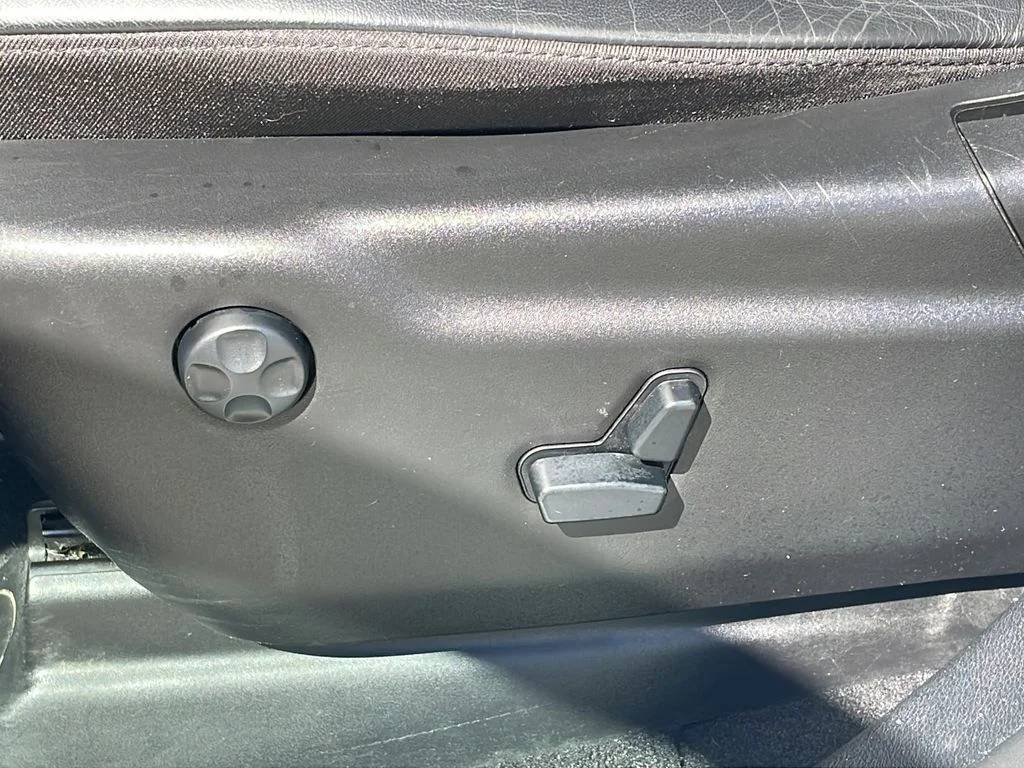 Used 2020 White Jeep Altitude image 33