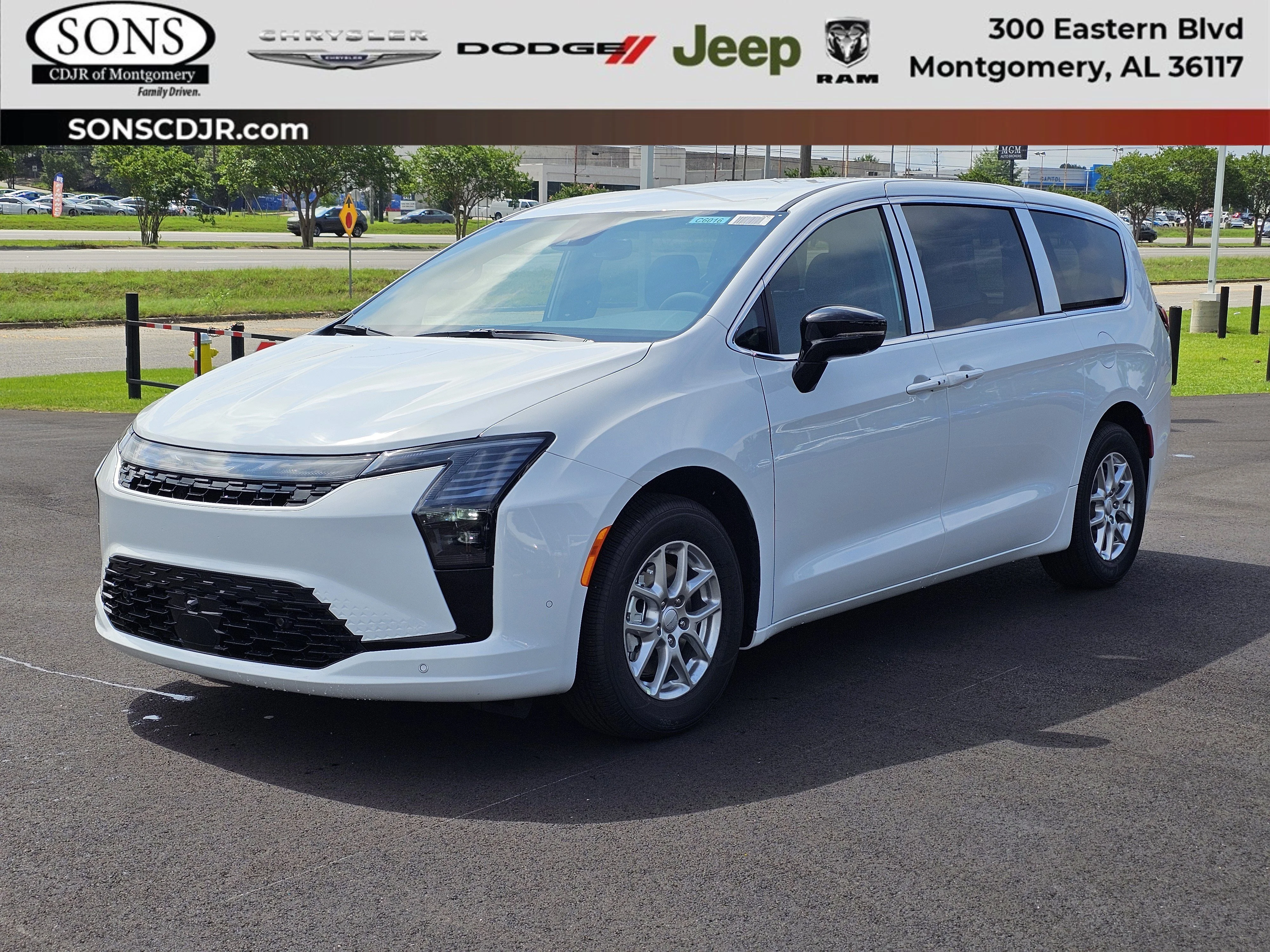 2027 Chrysler Pacifica Select's photo