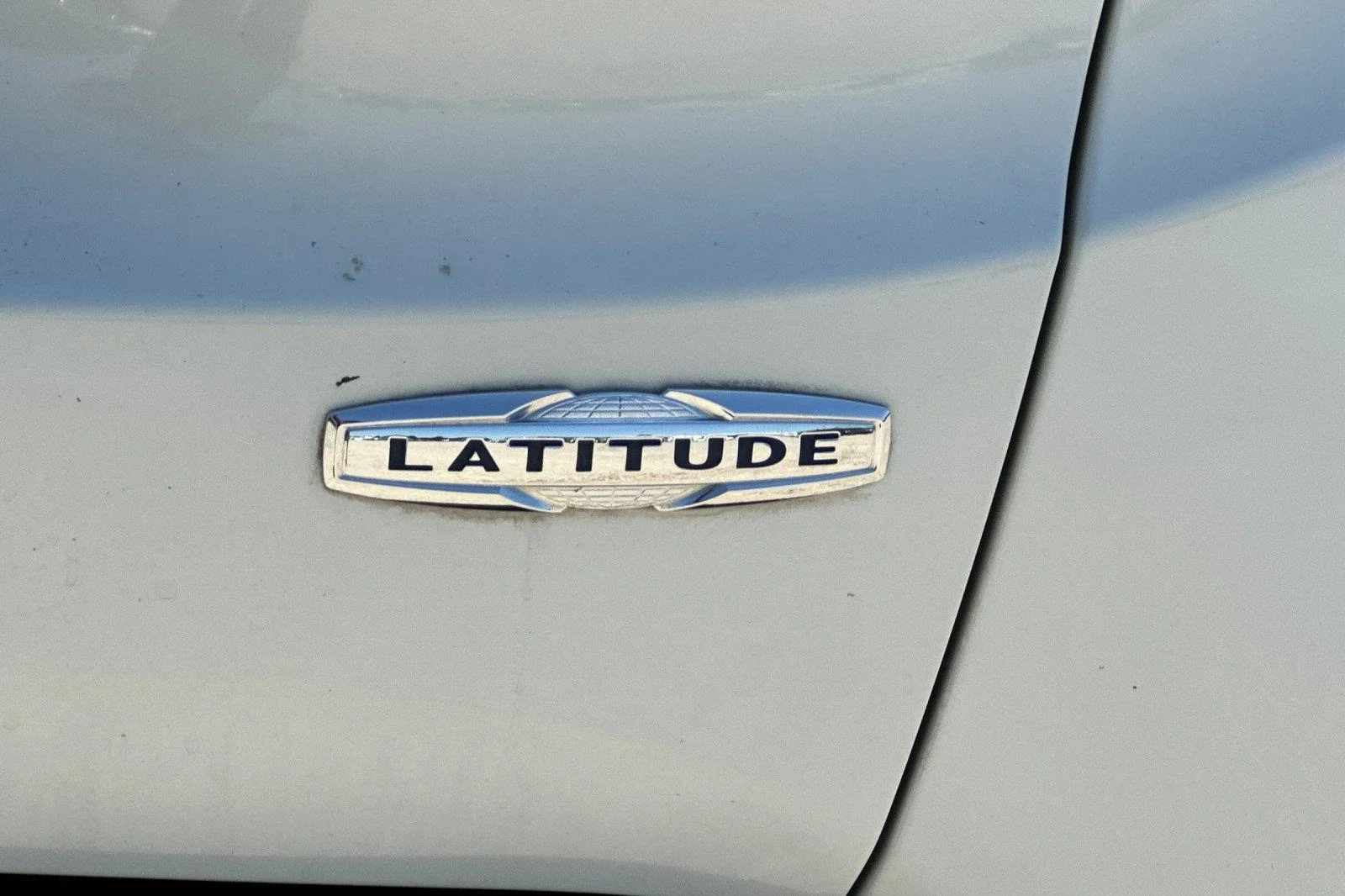 Used 2016 Alpine White Jeep Latitude image 26