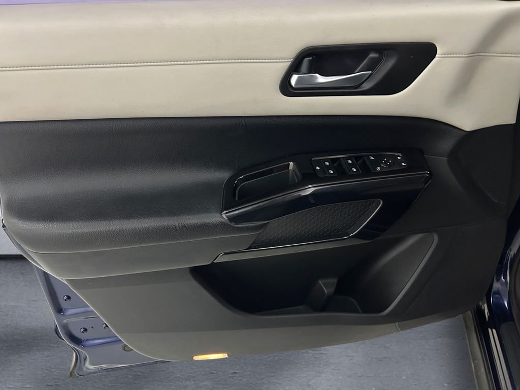 Used 2022 Blue Nissan SV image 12