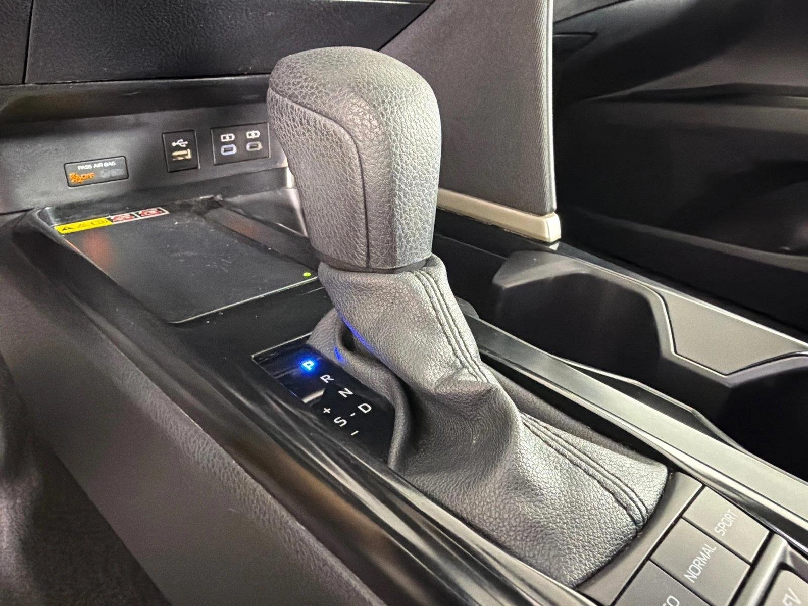 Used 2025 Midnight Black Metallic Toyota LE image 30