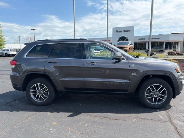 Used 2020 Granite Crystal Metallic Clearcoat Jeep Laredo image 5