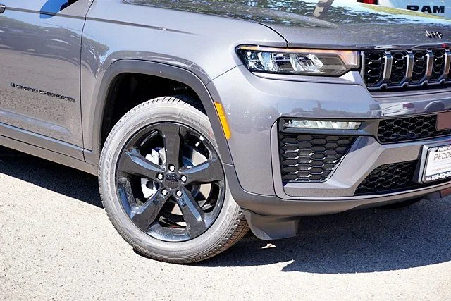 New 2026 Baltic Gray Metallic Clear-Coat Exterior Paint Jeep Limited image 4