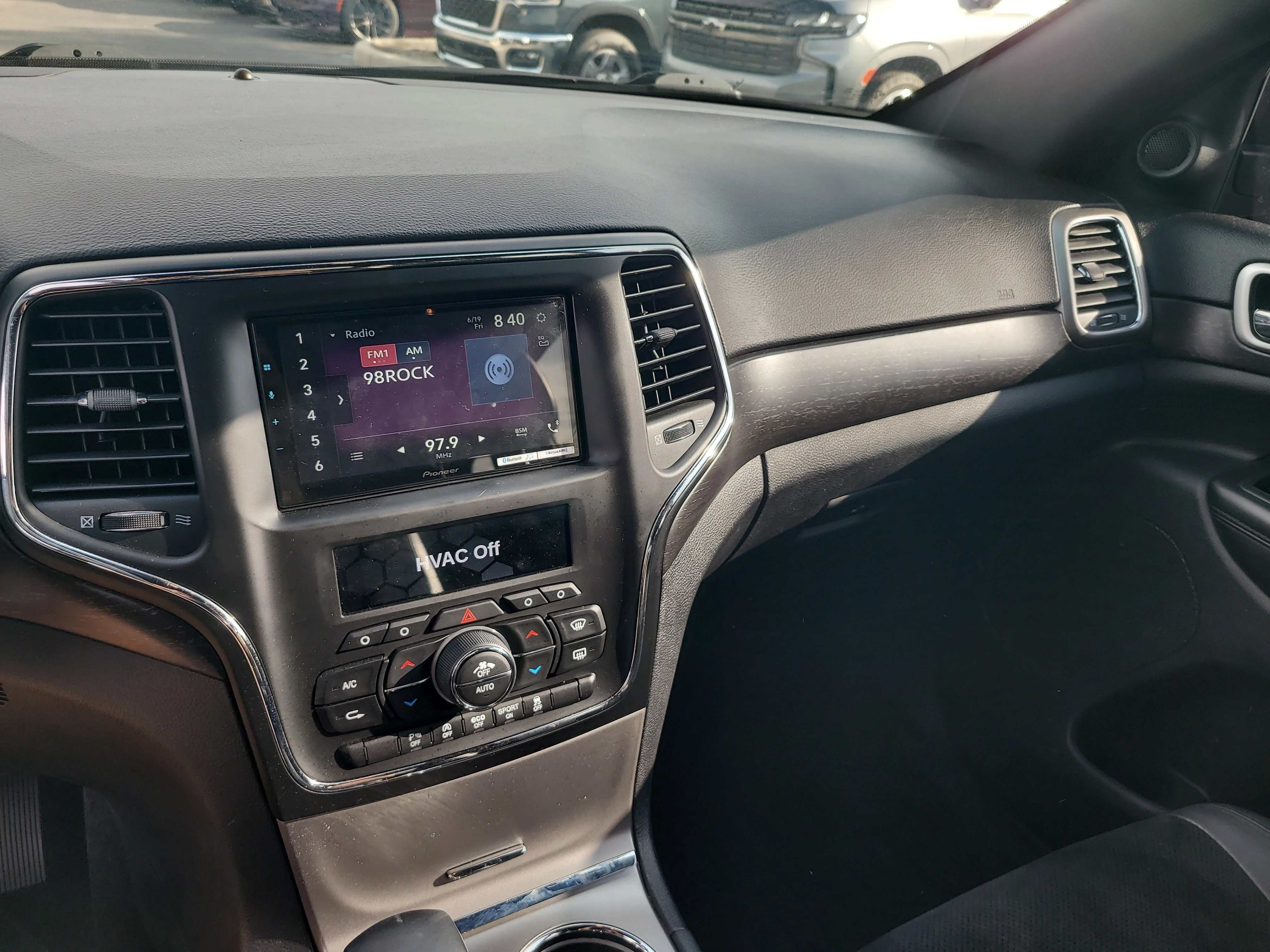 Used 2018 Rhino Clearcoat Jeep Altitude image 20