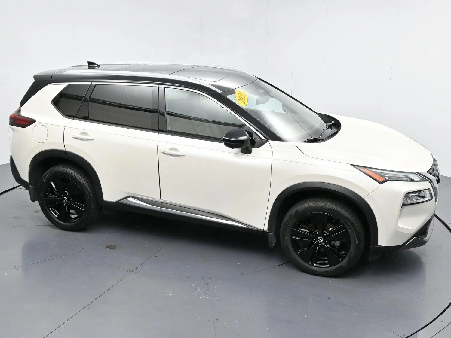 Used 2023 Pearl White Tricoat/Super Black Nissan SL image 38