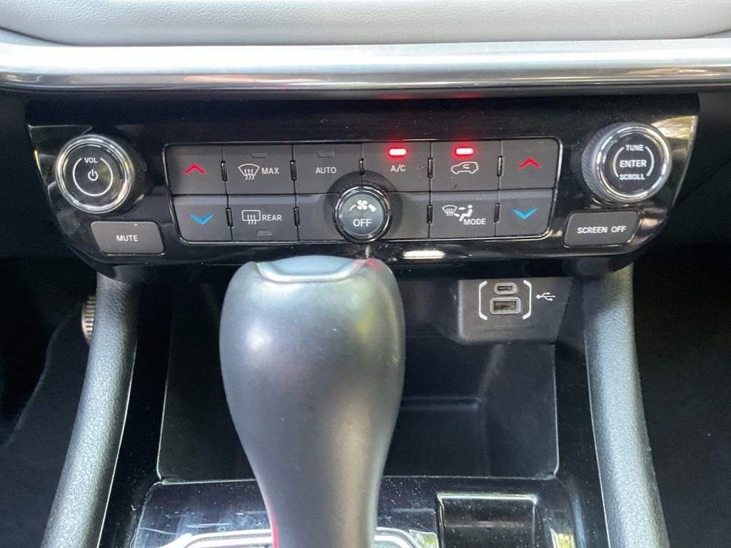Used 2024 Silver Jeep Limited image 26