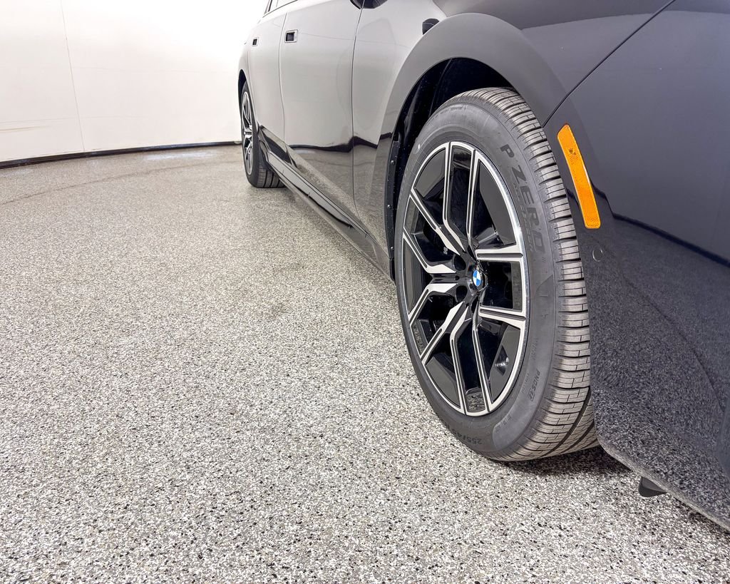 2025 BMW 7 Series 750e - Photo 9
