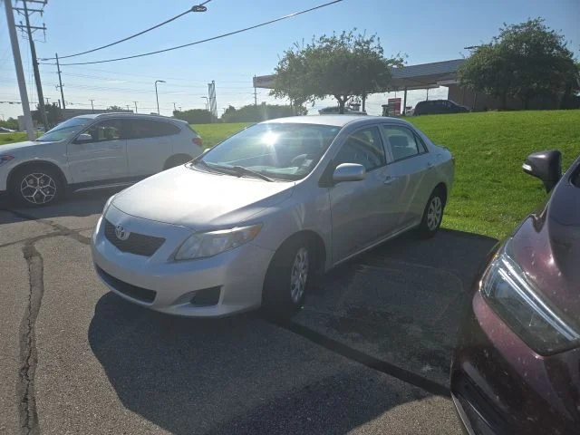 Used 2009 Silver Toyota LE image 2