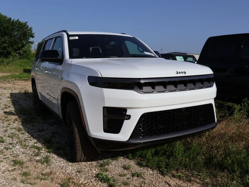 New 2026 Bright White Clear-Coat Exterior Paint Jeep Limited Reserve image 10