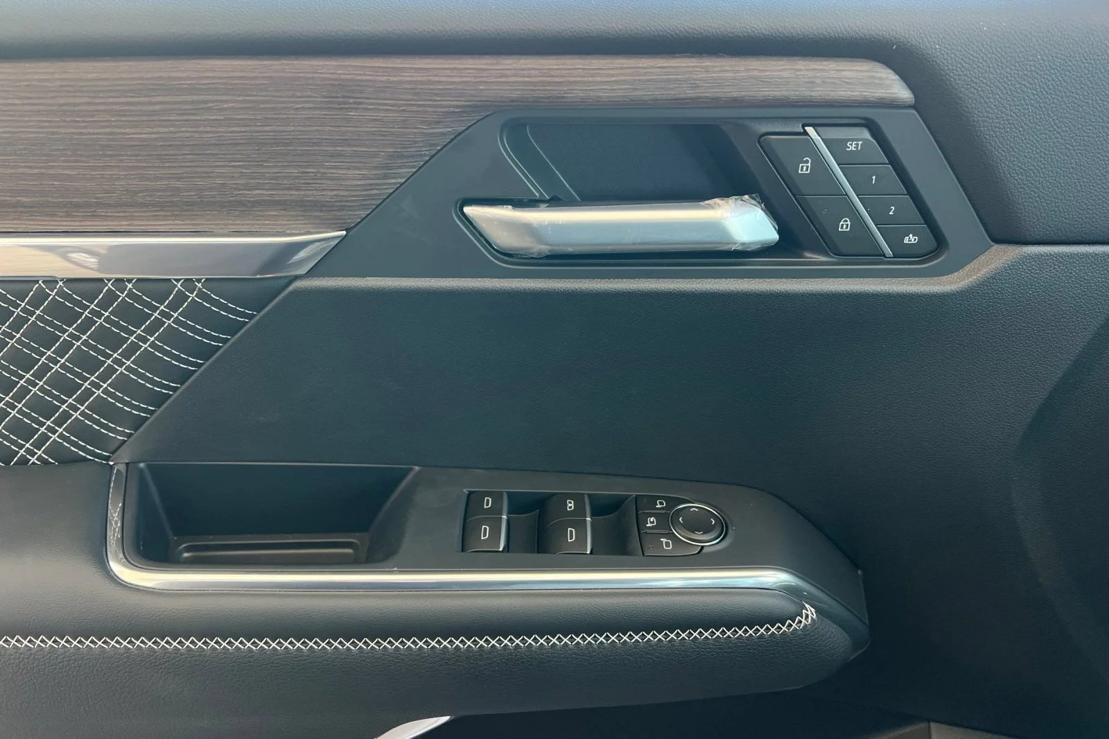 2026 GMC Acadia Denali - Photo 8