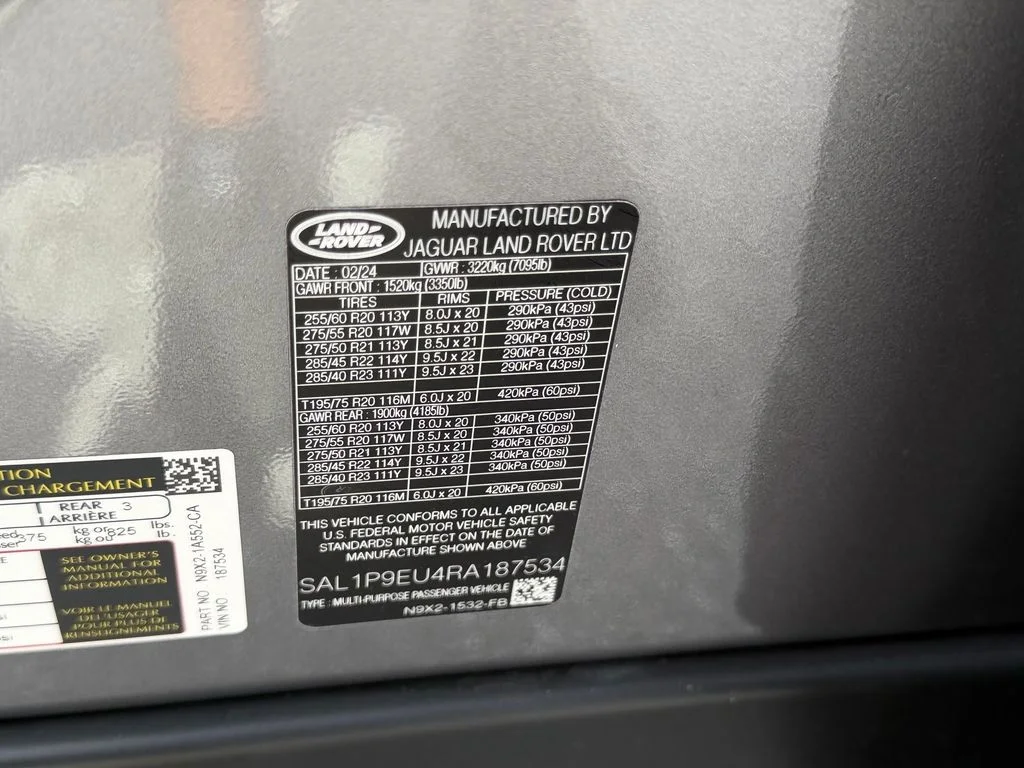 Used 2024  Land Rover SE image 18