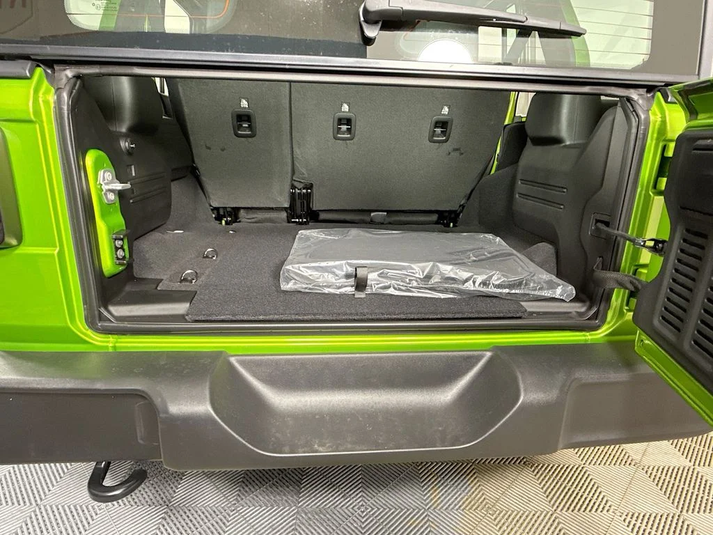 Used 2025  Jeep Sport image 28
