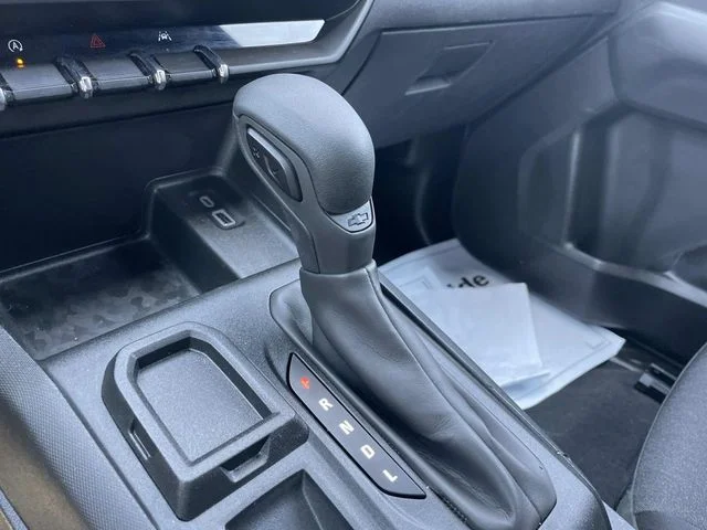 Used 2024  Chevrolet Work Truck image 30