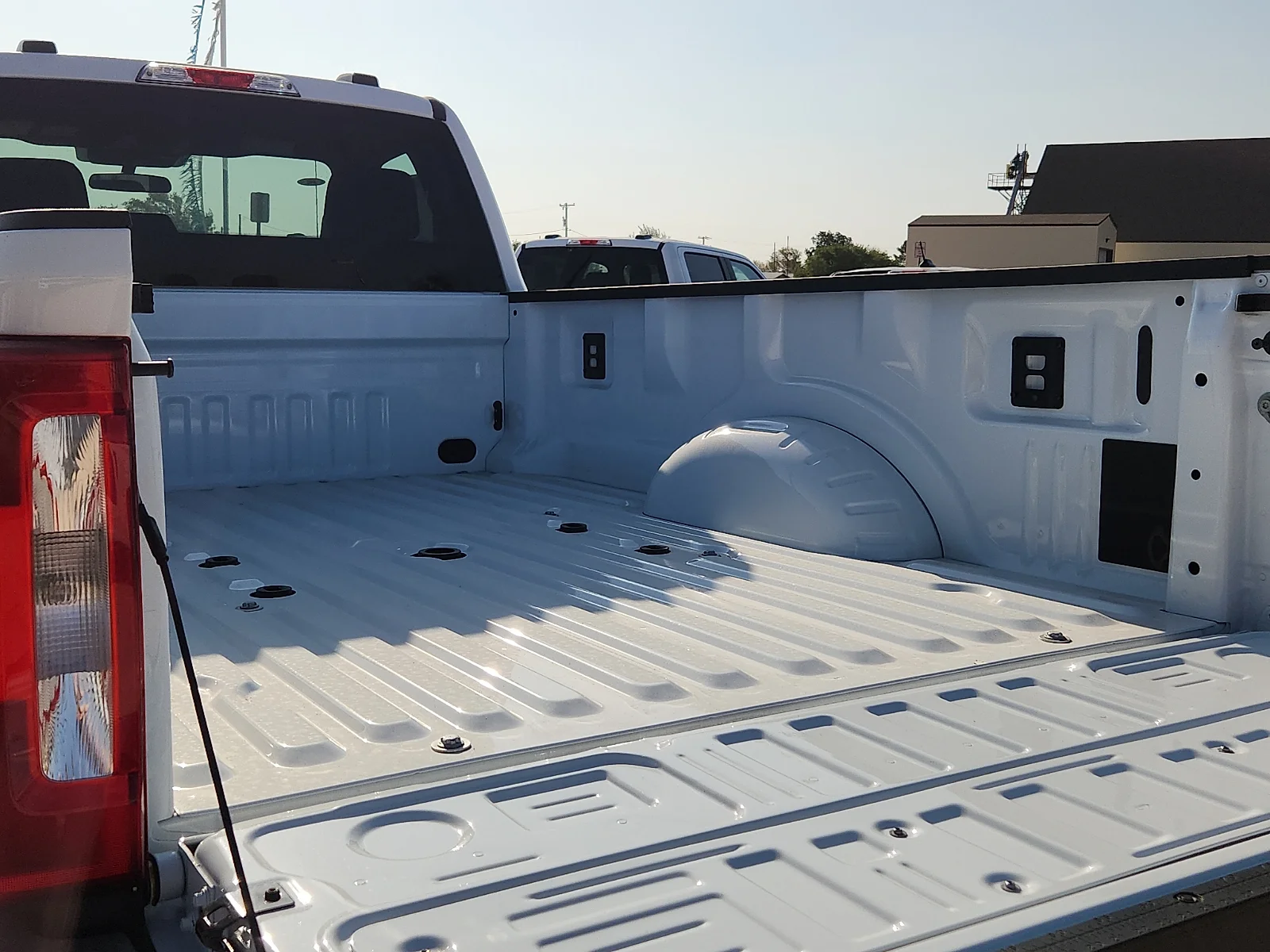 New 2027 Oxford White Ford XLT image 12