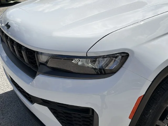 New 2027 Bright White Clear-Coat Paint Jeep Laredo Altitude image 8