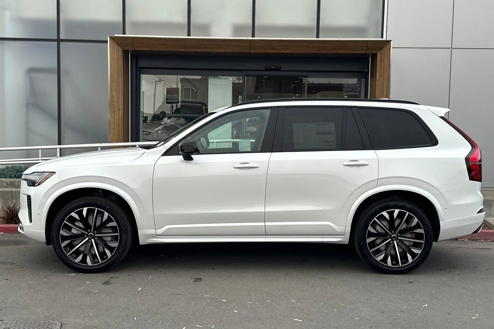 New 2026 Crystal White Volvo B6 Ultra Dark Theme 7-Seater image 5