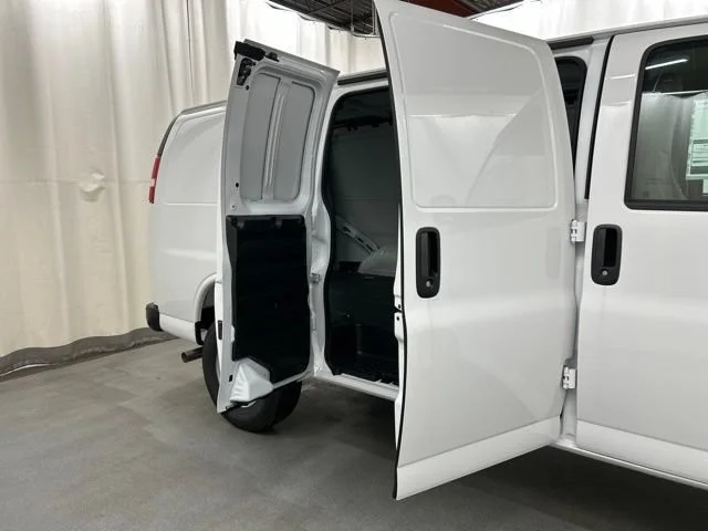 New 2026 Summit White Chevrolet WT image 14
