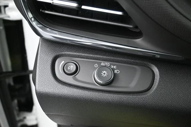 Used 2025 Summit White Buick Preferred image 13