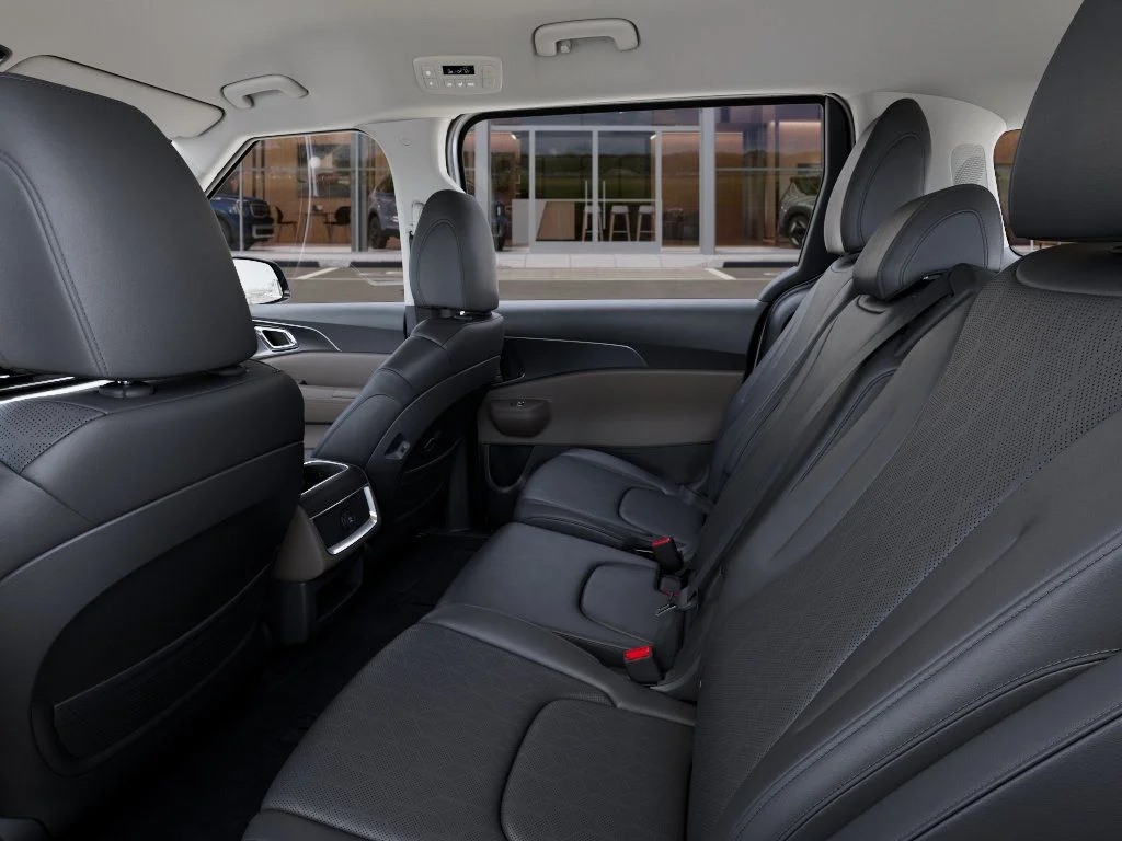 New 2027 Snow White Pearl Kia LXS image 18