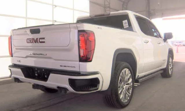 Used 2022 White Frost Tricoat GMC Denali image 4