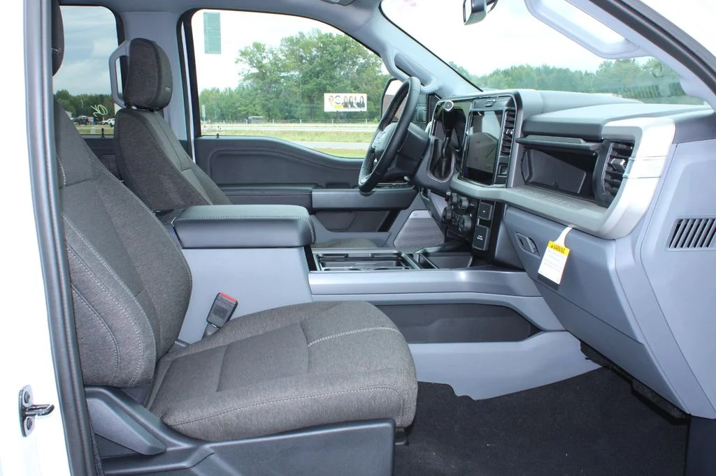 New 2027 Oxford White Ford F-350® XLT image 41