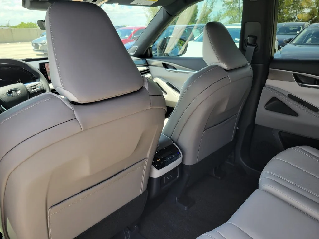 New 2027 RADIANT WHITE INFINITI Luxe AWD image 12