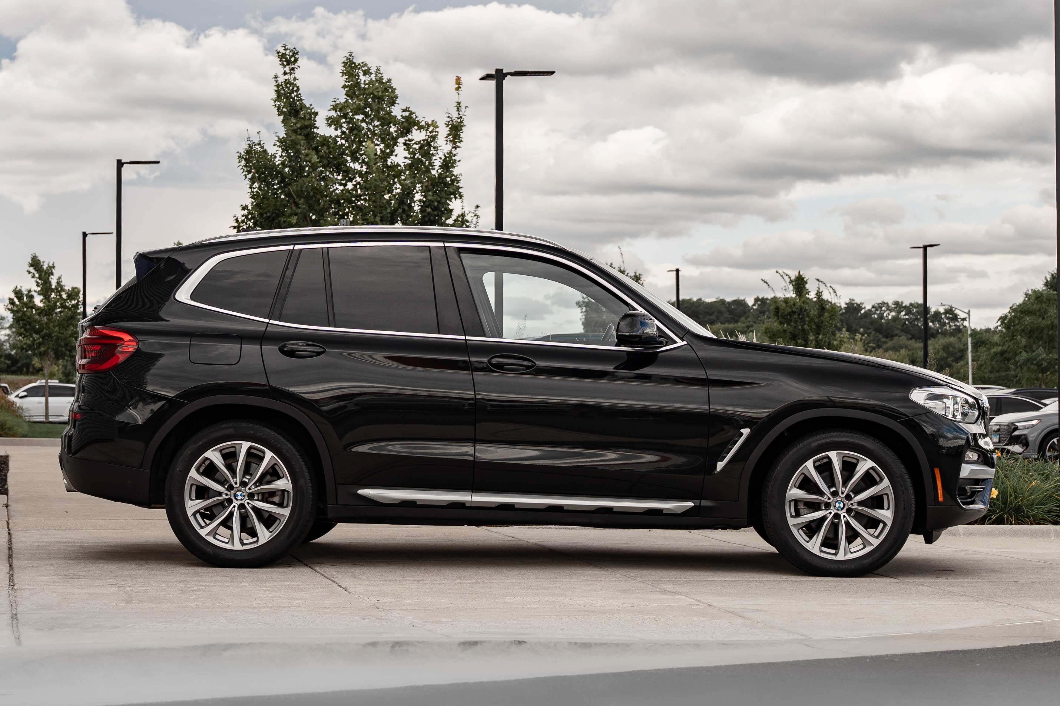 Used 2018 Black Sapphire Metallic BMW xDrive30i image 3