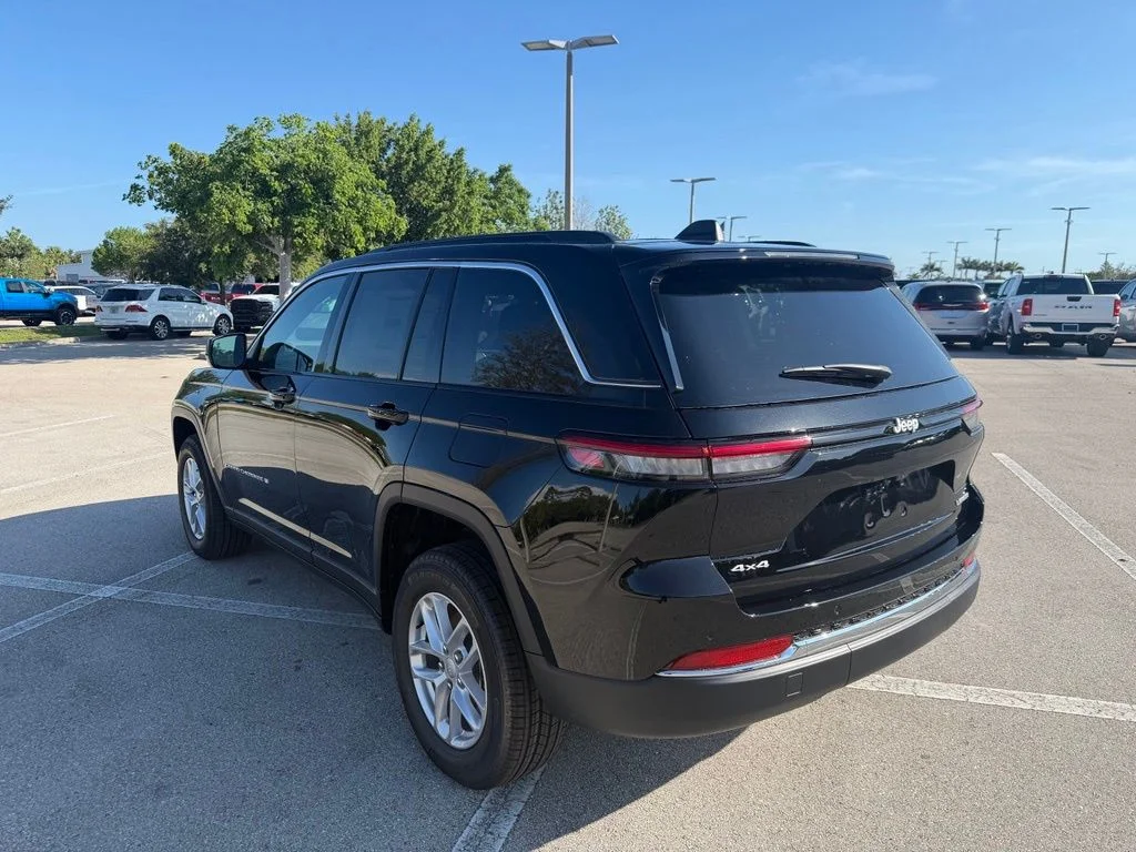 New 2026 Diamond Black Crystal Pearl-Coat Exterior Paint Jeep Laredo image 5