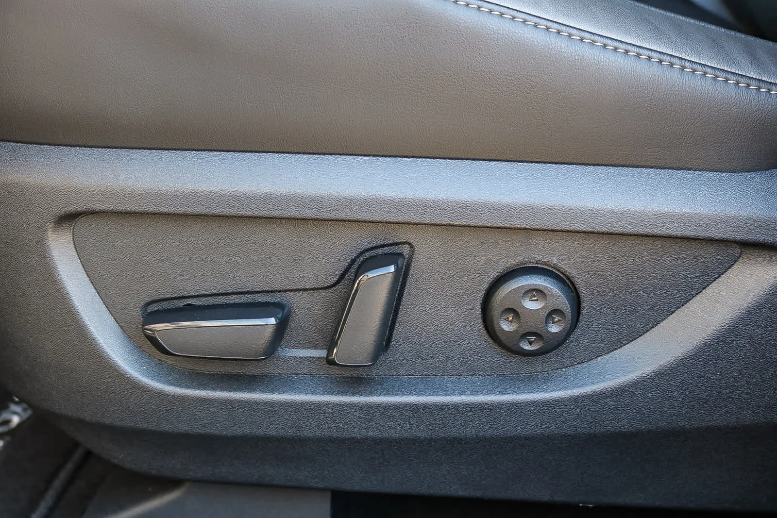 New 2025 GRAPHITE SHADOW INFINITI LUXE AWD image 22