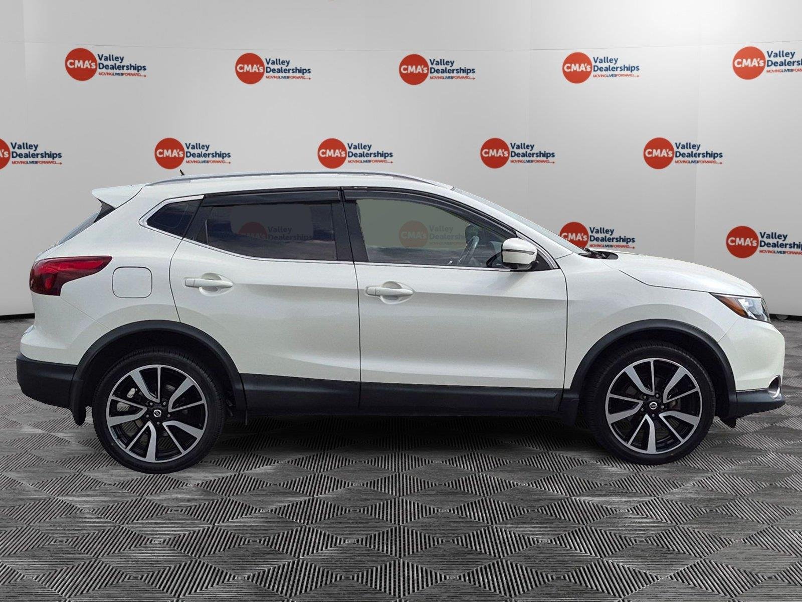 Used 2018 Pearl White Nissan SL image 6