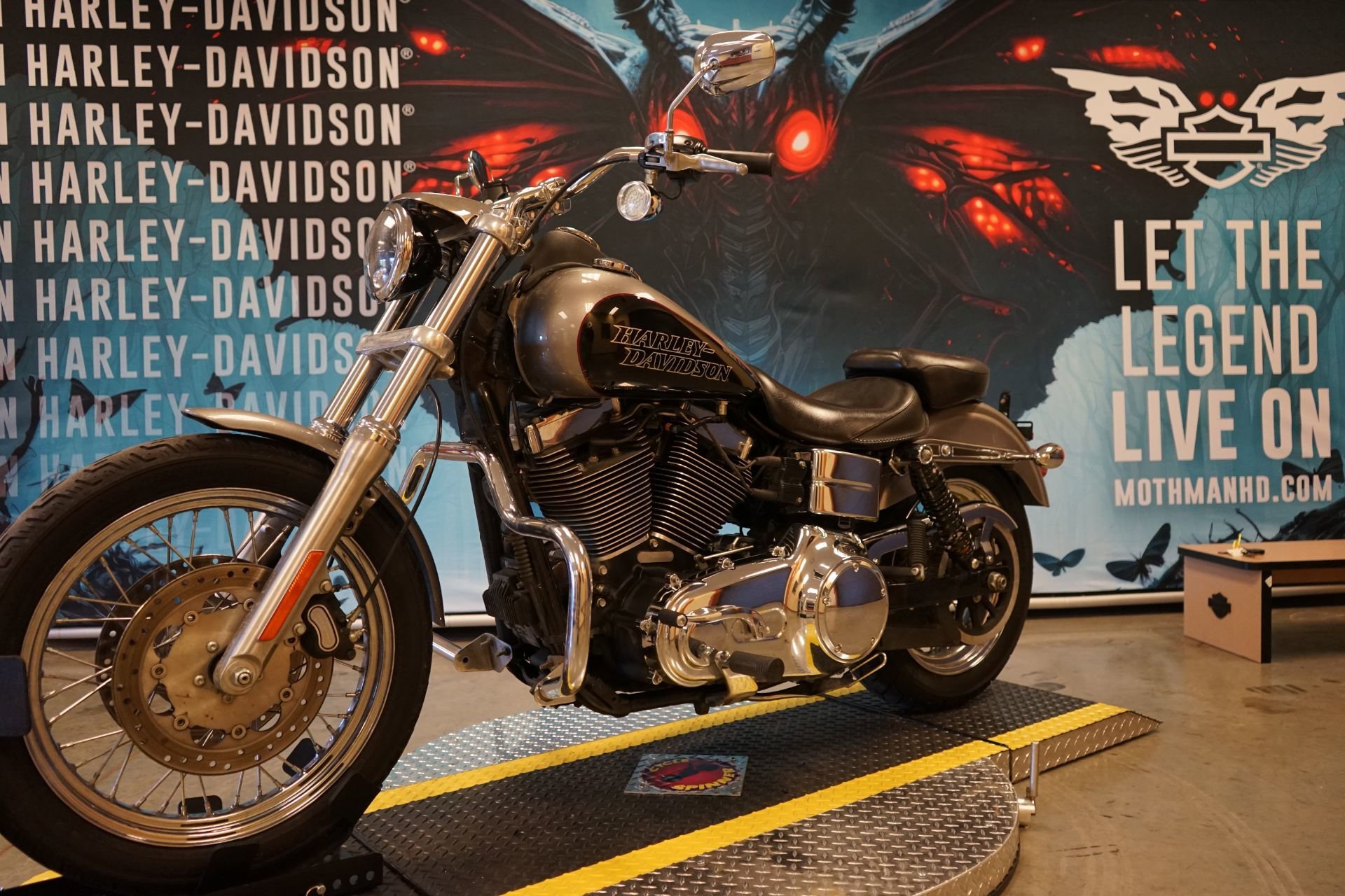 Used 2017 Billet Silver / Vivid Black Harley-Davidson  image 4