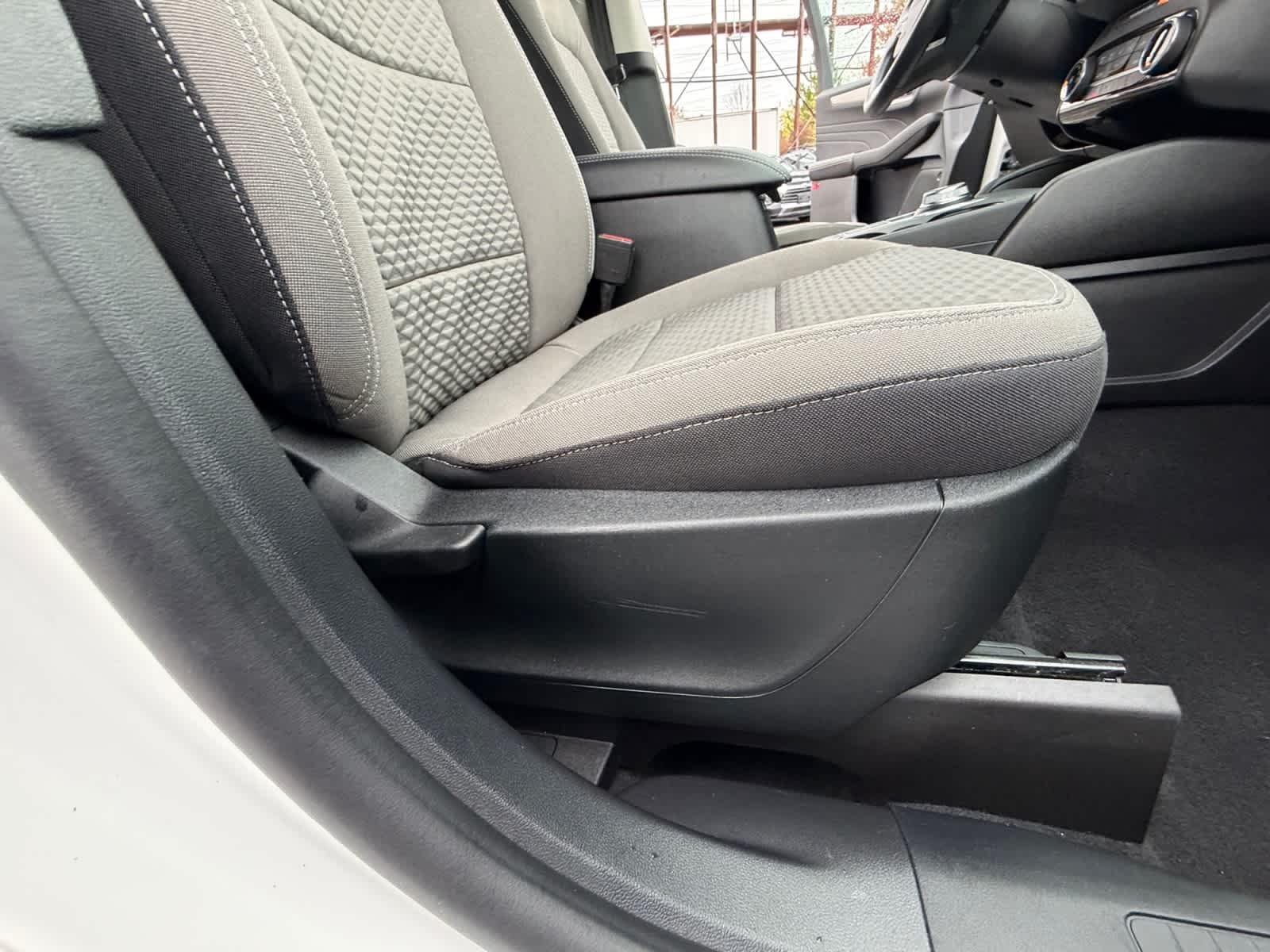 Used 2022 Star White Metallic Tri-Coat Ford SE image 32