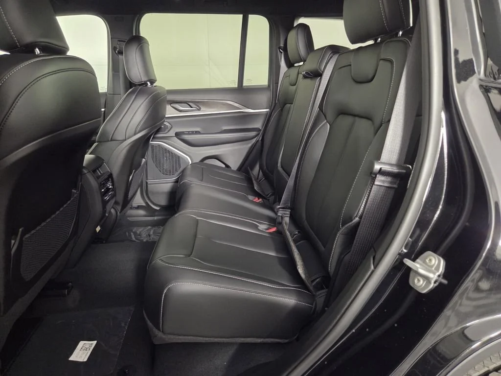 New 2026 Diamond Black Crystal Pearl-Coat Exterior Paint Jeep Limited image 17
