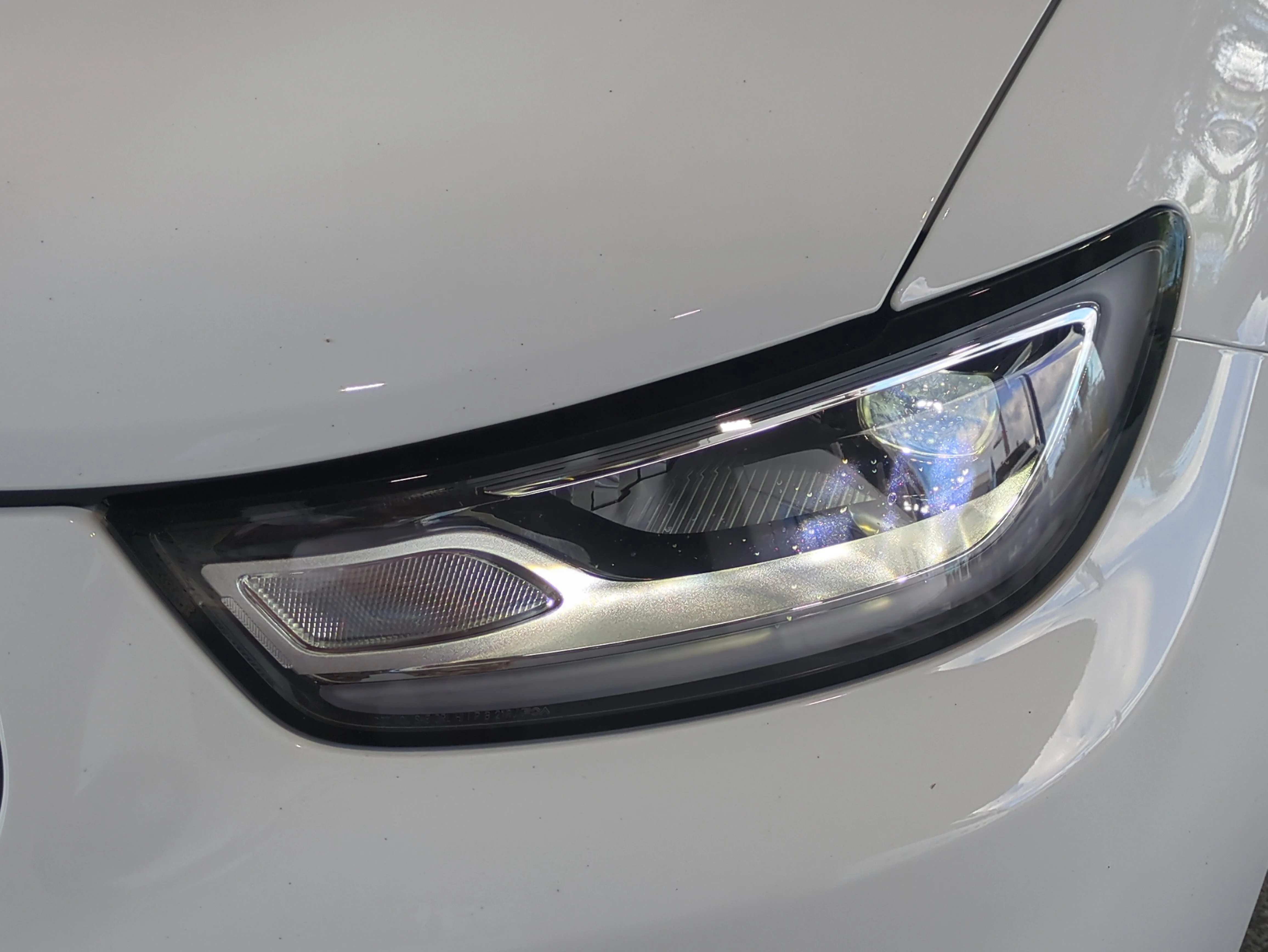 New 2026 Bright White Clear-Coat Exterior Paint Chrysler Limited image 9
