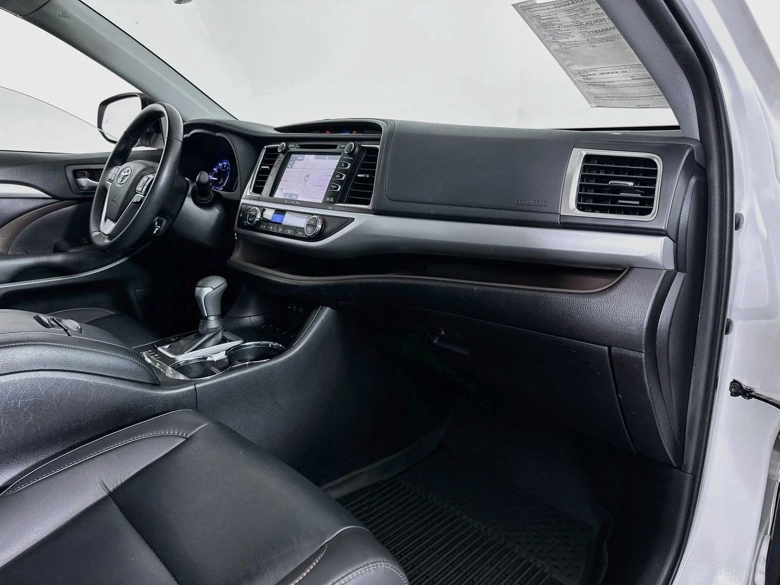 Used 2019 White Toyota XLE image 30