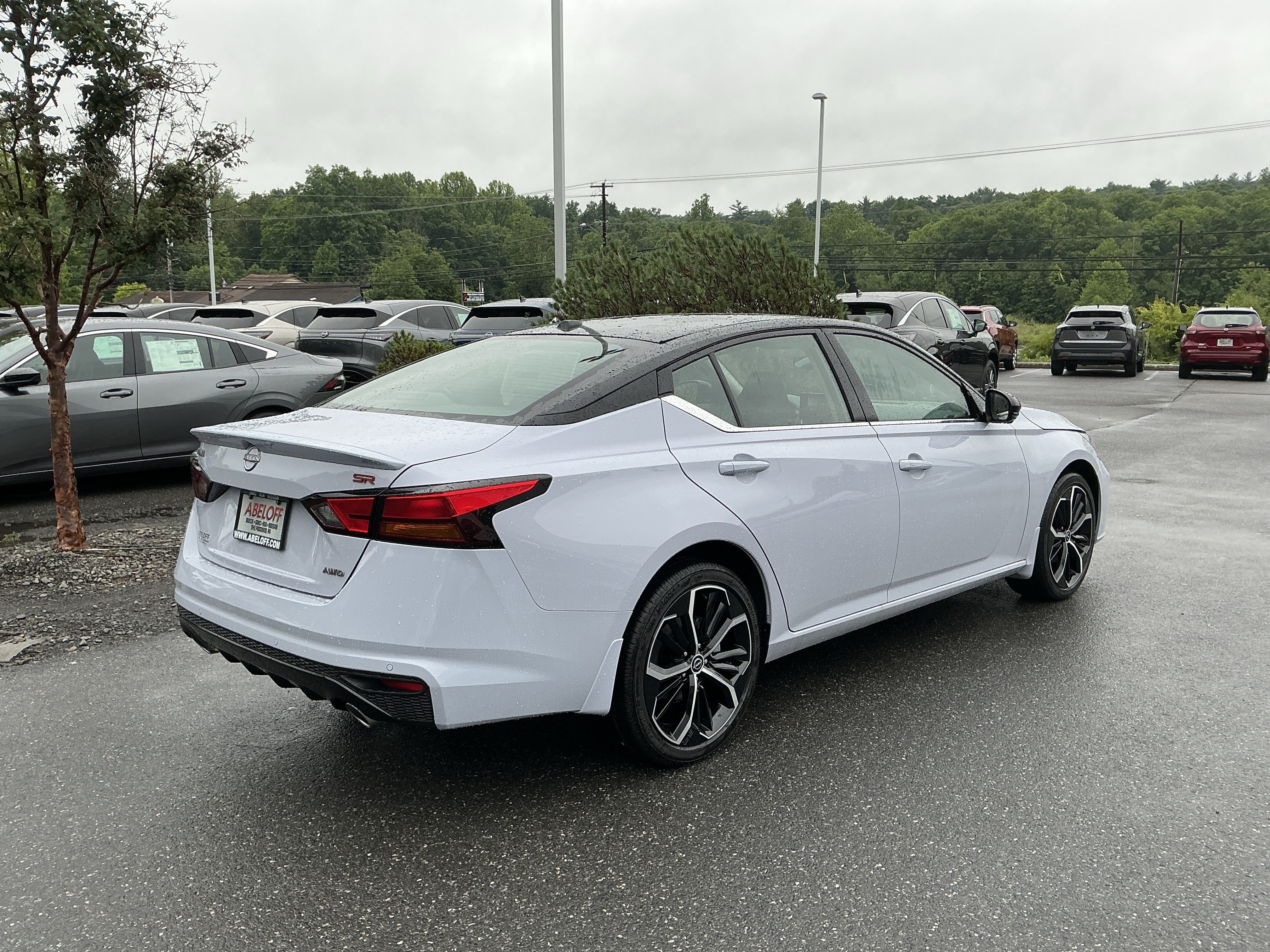 New 2026 Gray Sky Pearl / Super Black Two-tone Nissan SR image 4