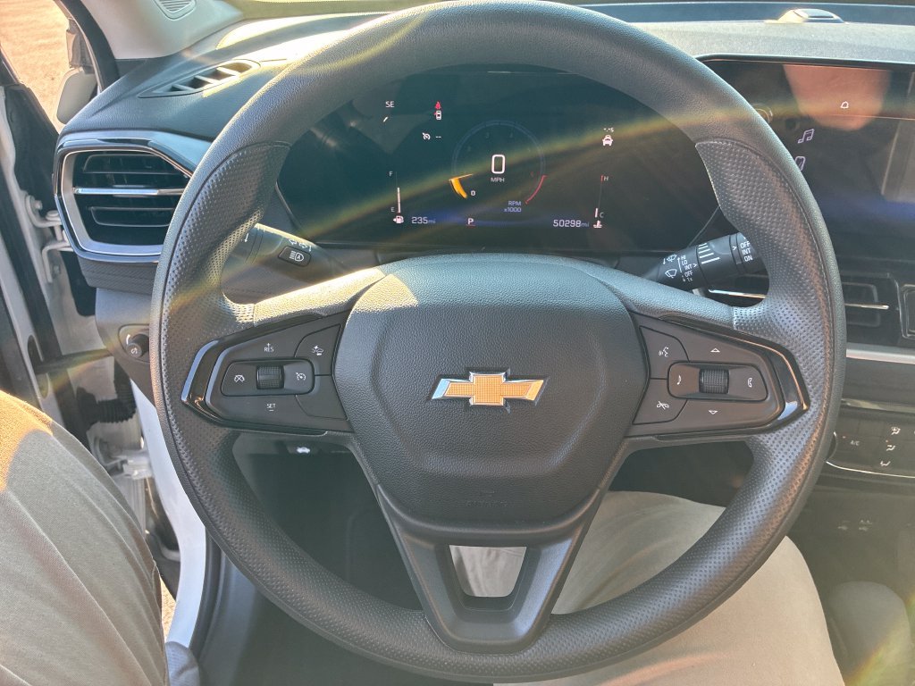 Used 2025 White Chevrolet LT image 13