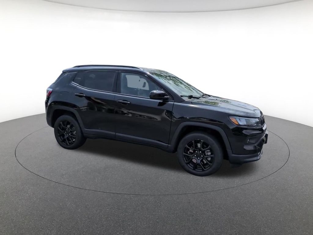 Certified Used 2023 Diamond Black Jeep Latitude image 5