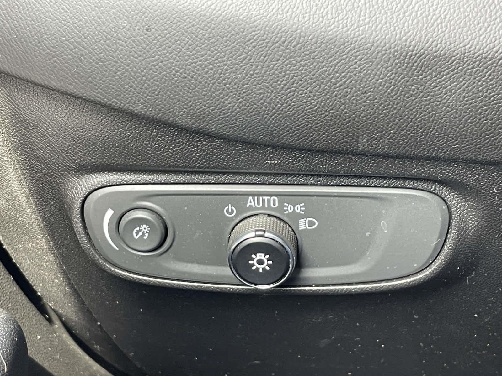 Used 2018 Summit White Chevrolet LS image 34