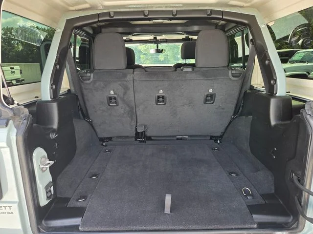 Used 2023  Jeep Sport image 27