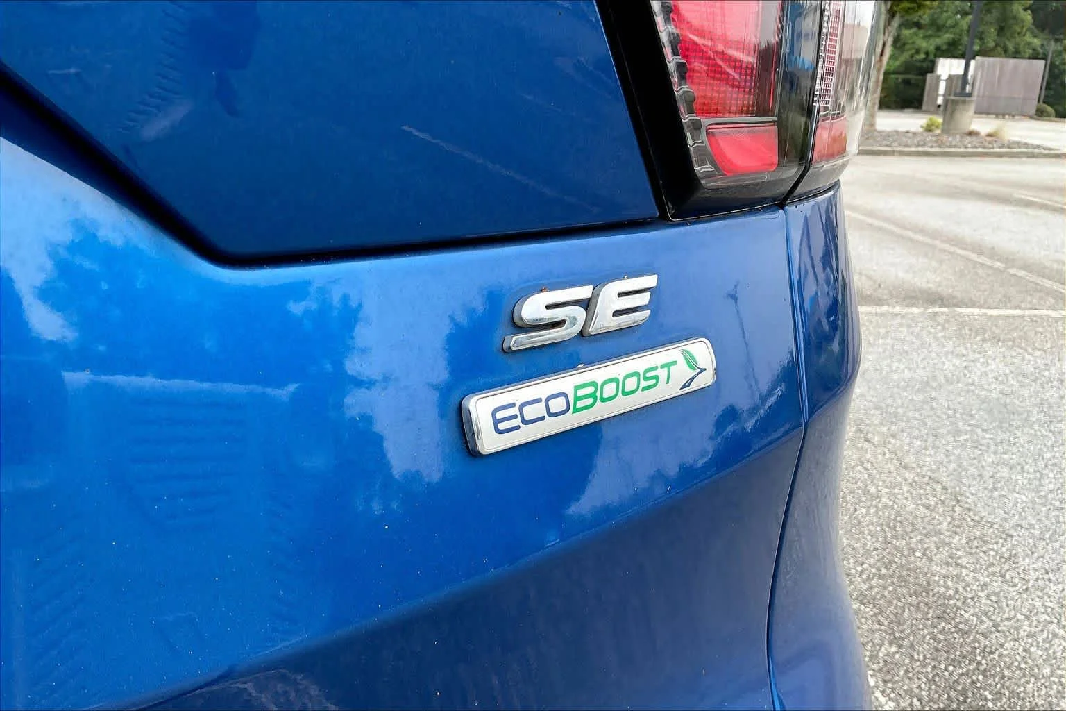 Used 2017 Lightning Blue Metallic Ford SE image 10