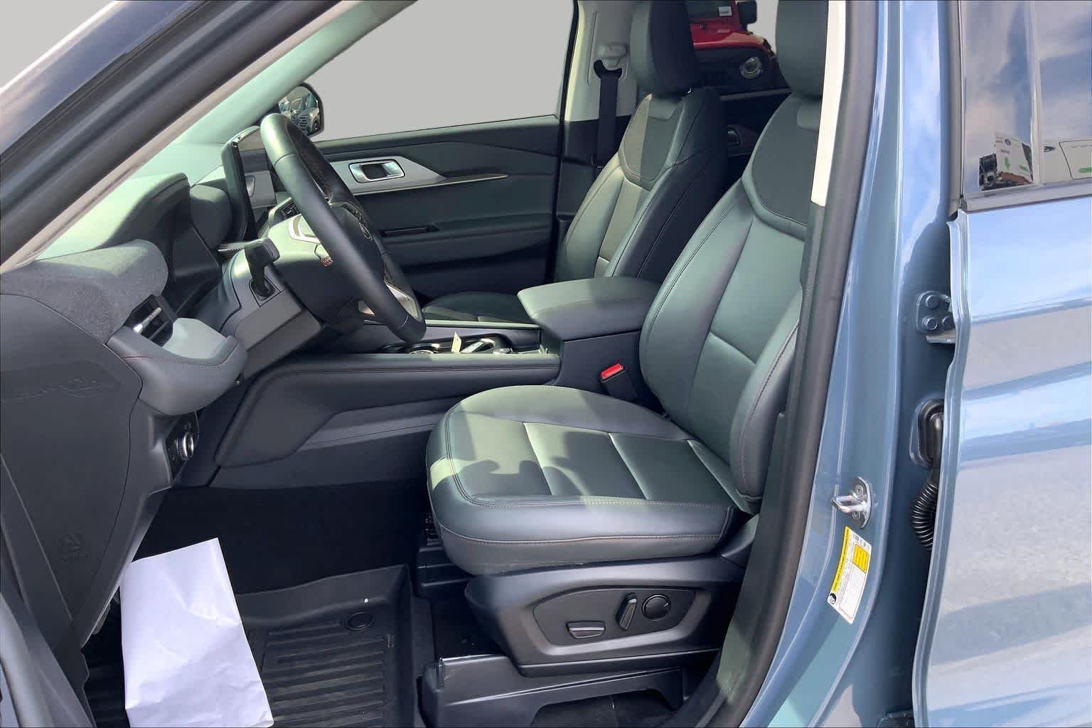 Used 2025 Vapor Blue Ford Active image 8