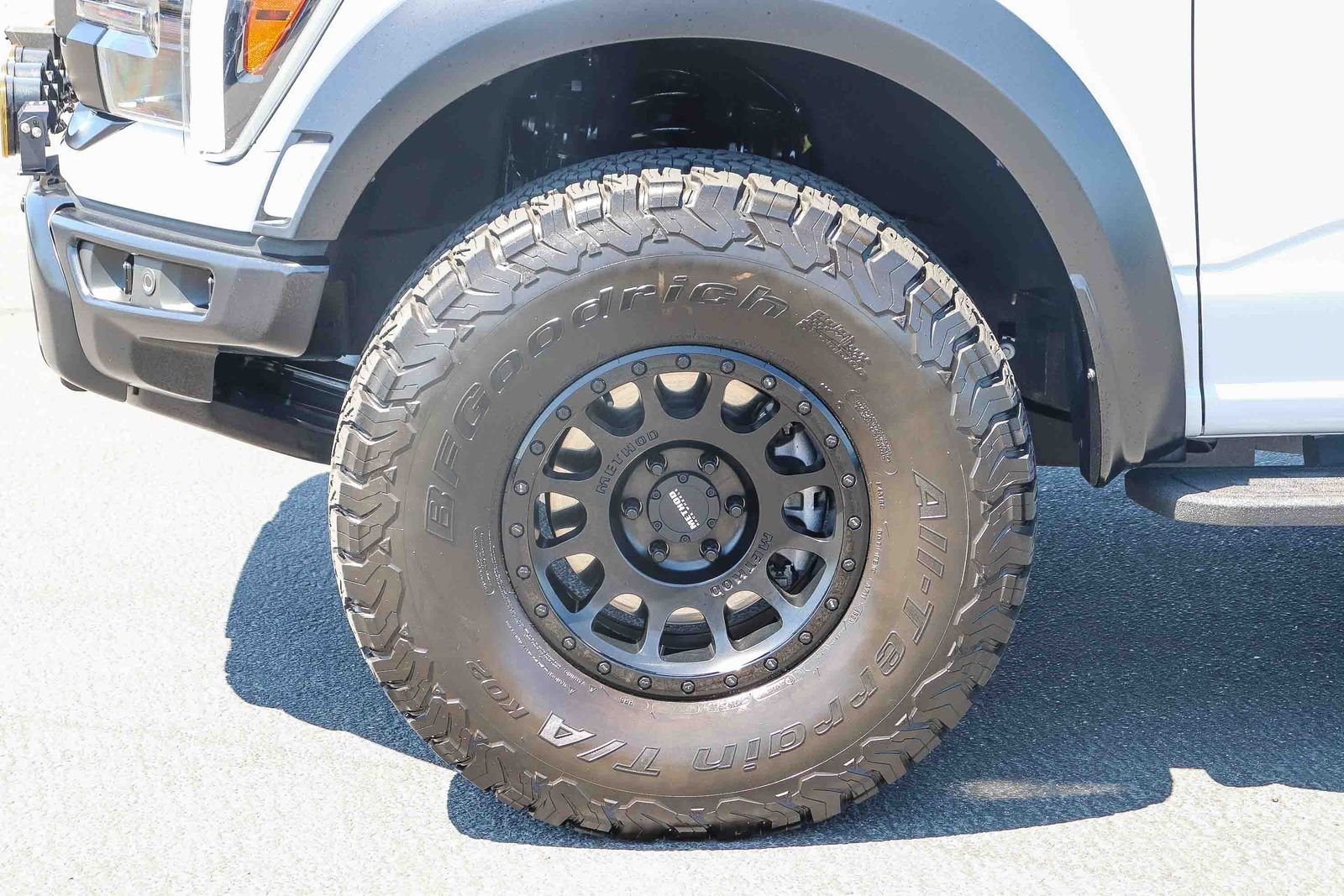 Used 2025 White Metallic Ford Raptor image 9