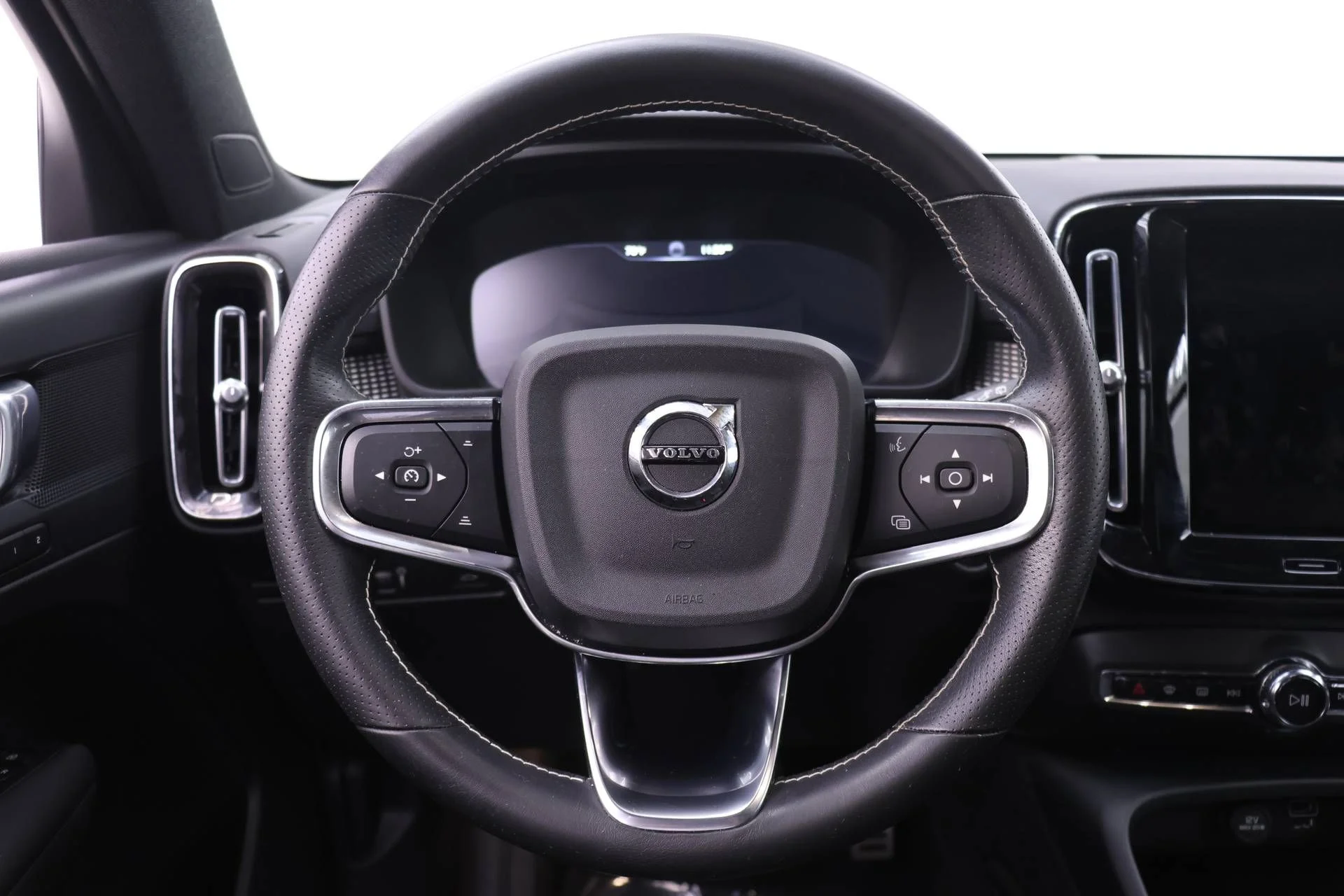 Used 2021 Blue Volvo R-Design image 18