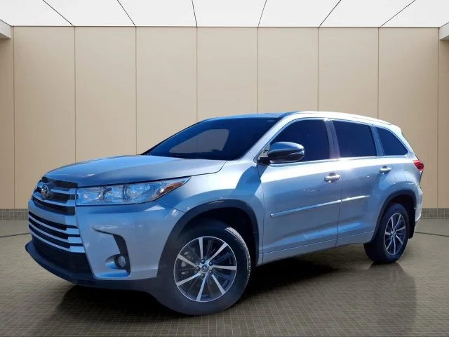 Used 2017 Silver Toyota XLE image 2