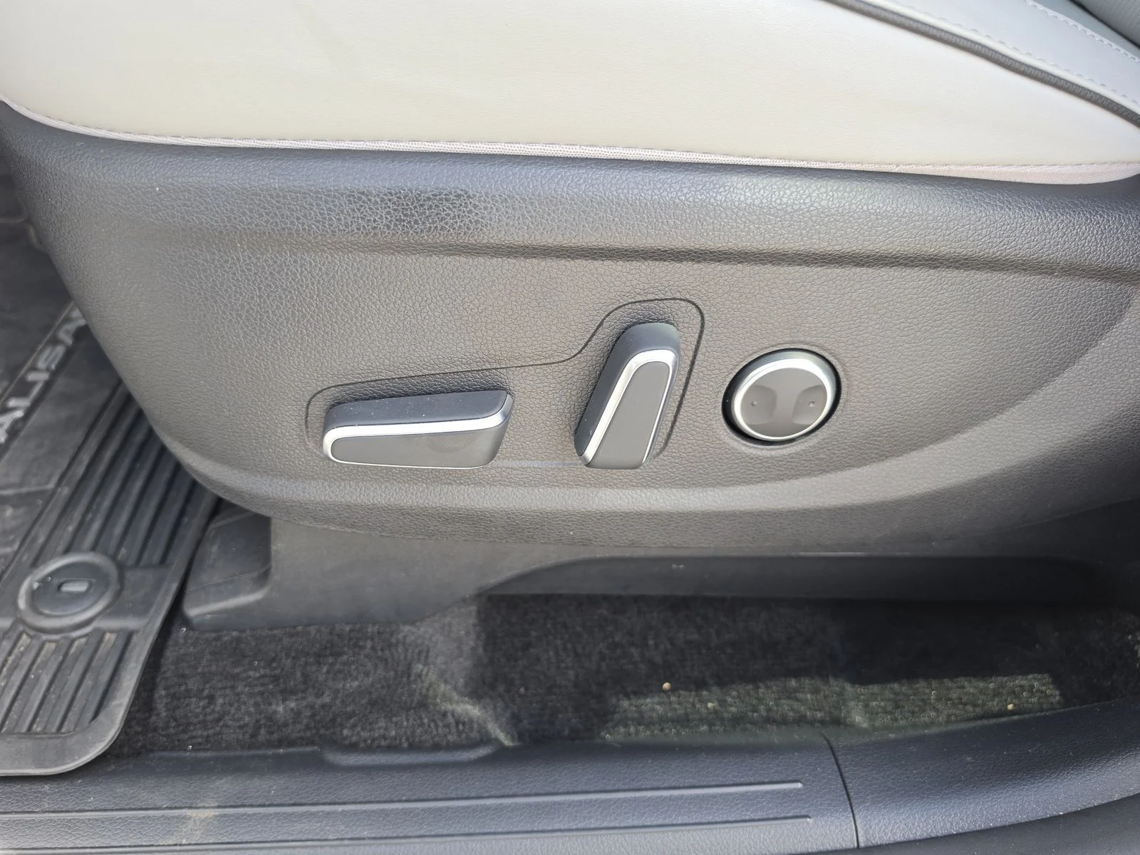 Used 2025 Silver Hyundai SEL image 24