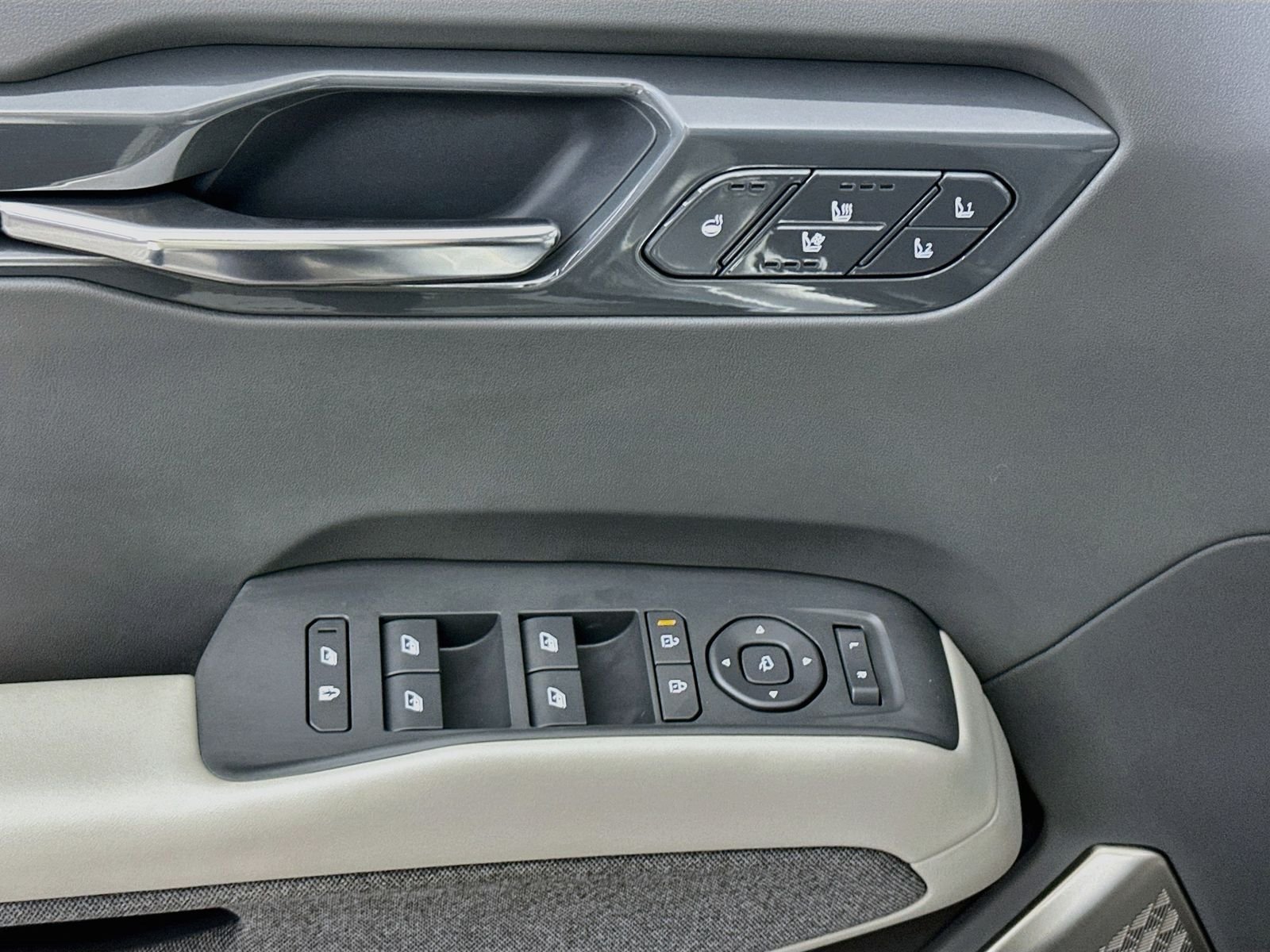 Used 2024 Ivory Silver Kia Land image 18