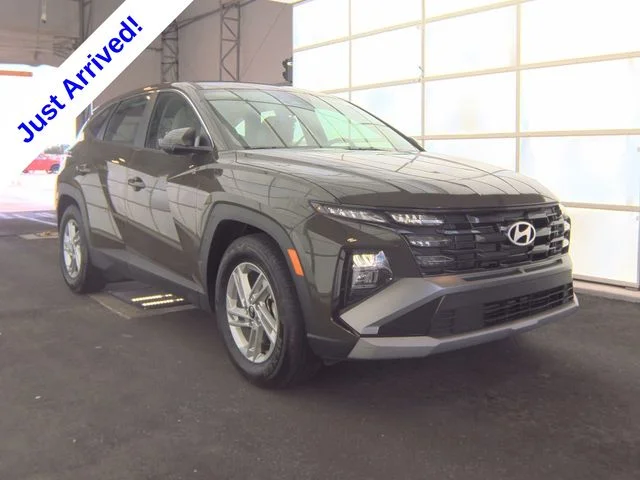 Used 2025 Green Hyundai SE image 2