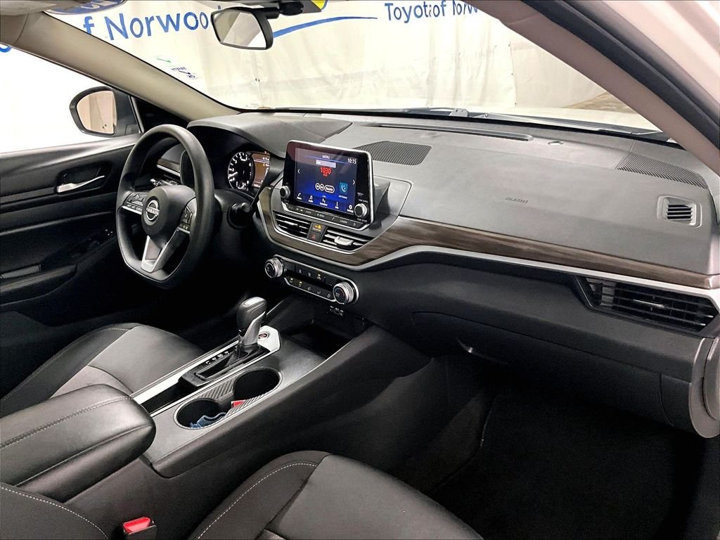 Used 2025 White Nissan 2.5 SV image 14